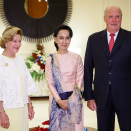 Kongen og Dronningen i møte med opposisjonsleder og fredsprisvinner Aung San Suu Kyi. Foto: Heiko Junge / NTB scanpix